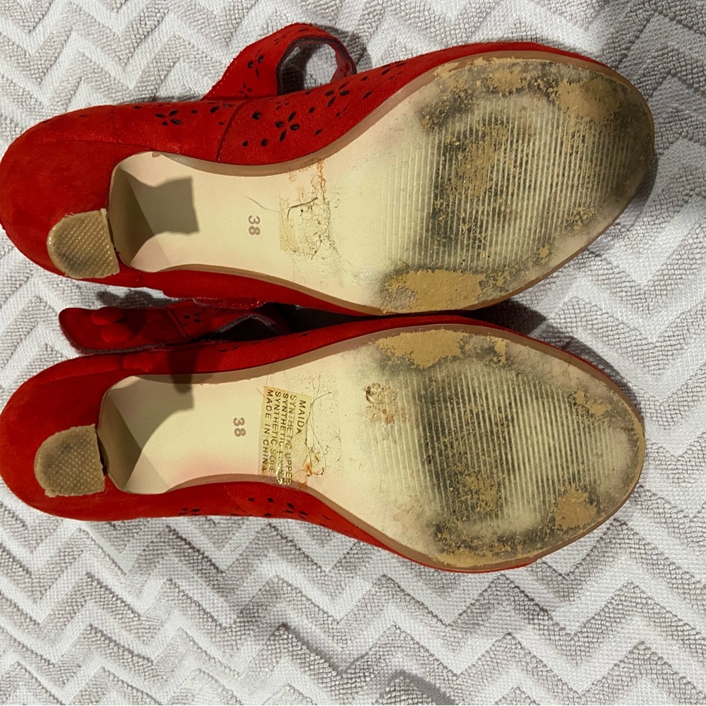 Vintage style Scarlett red microsuede heels. Velcro closing. STUNNING! Size 38 - Picture 10 of 10